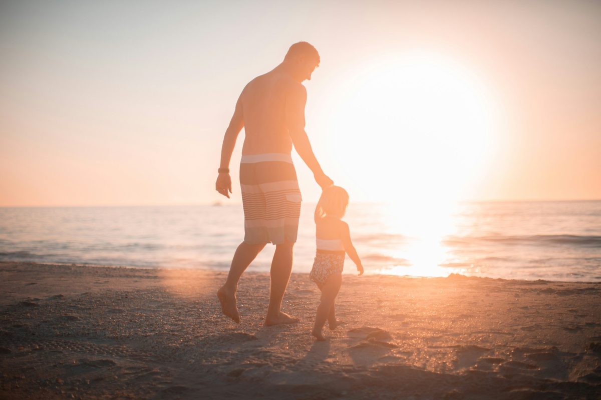 Familie am Ostseestrand im Abendlicht