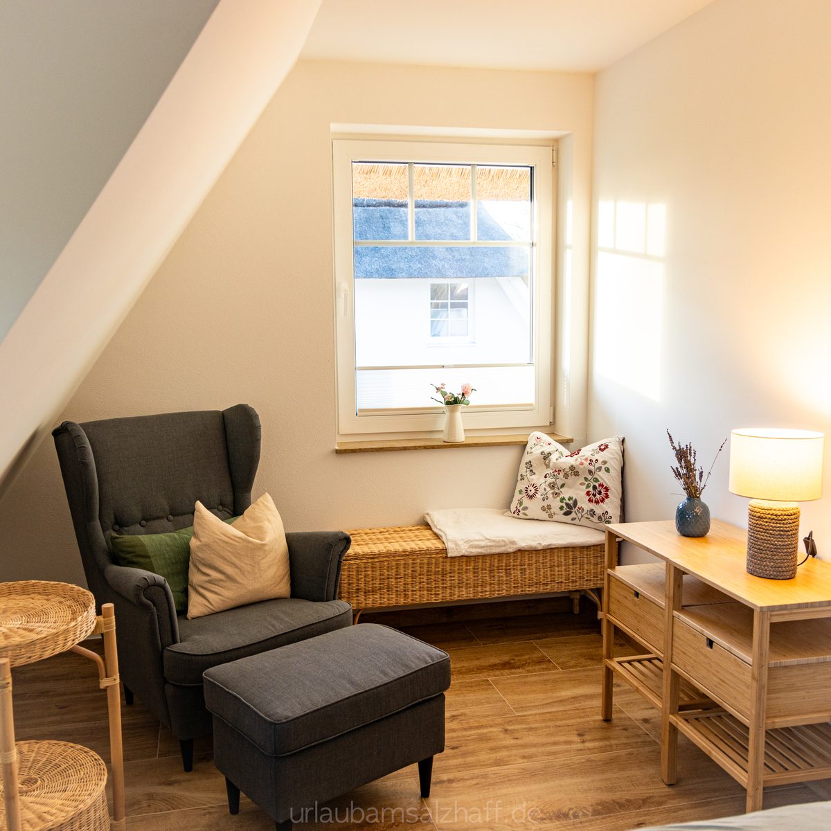 Sitzecke mit Sessel, Hocker und Fensterbank