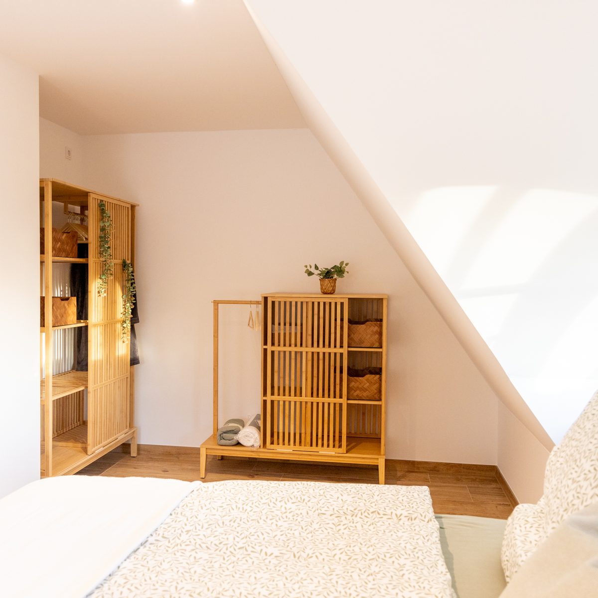 Kleiderschrank im Schlafzimmer am Fenster