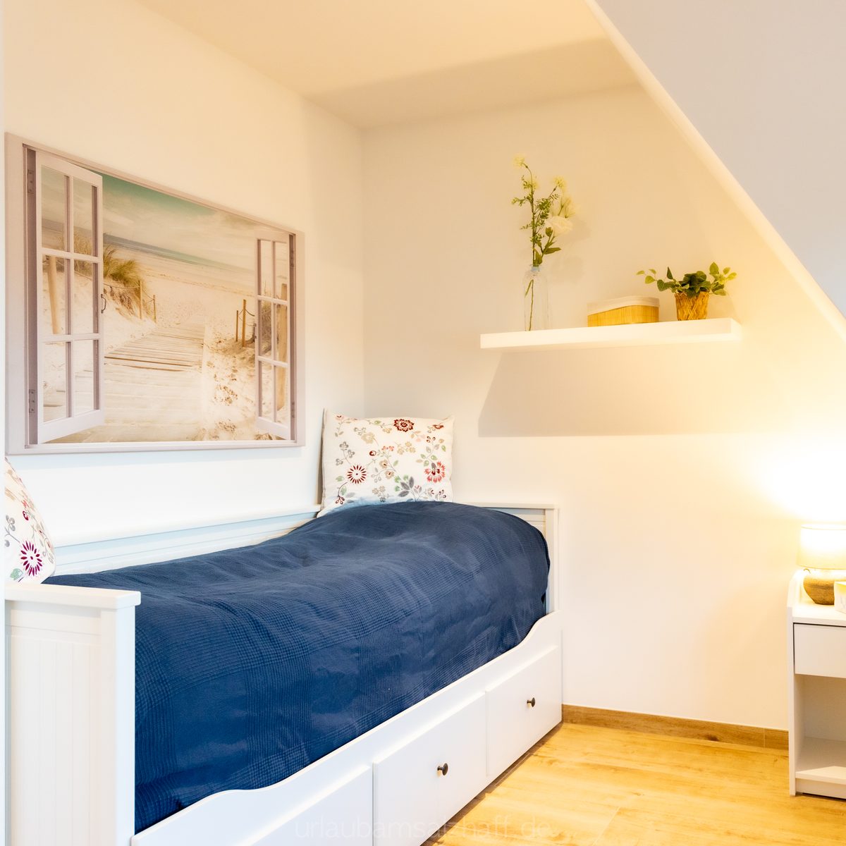 Kleines Schlafzimmer mit ausziehbarem Bett für zwei Personen