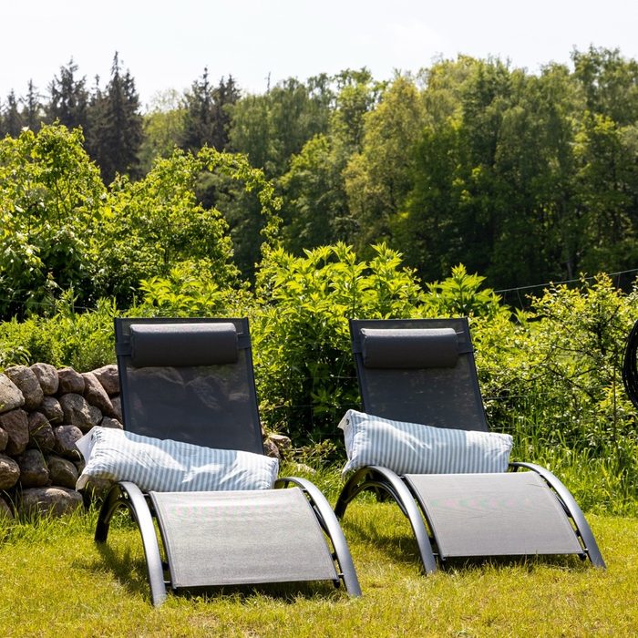 Zwei Sonnenliegen im Garten des Ferienhauses Pepelow