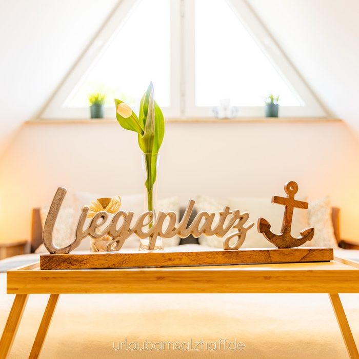 Schlafzimmer mit Dekoration am Fenster
