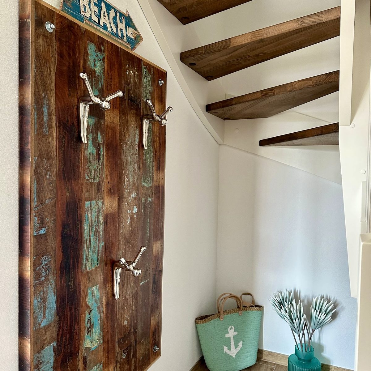 Garderobe im Treppenhaus mit maritimer Dekoration