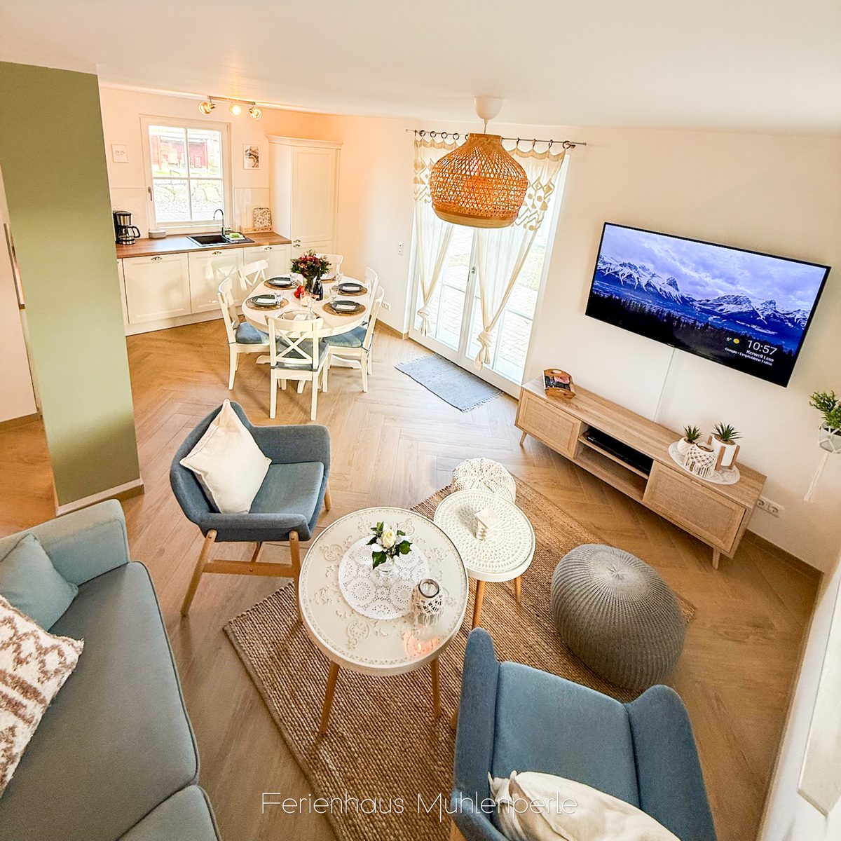Wohn- und Essbereich mit Fernseher und Esstisch im Ferienhaus Mühlenperle
