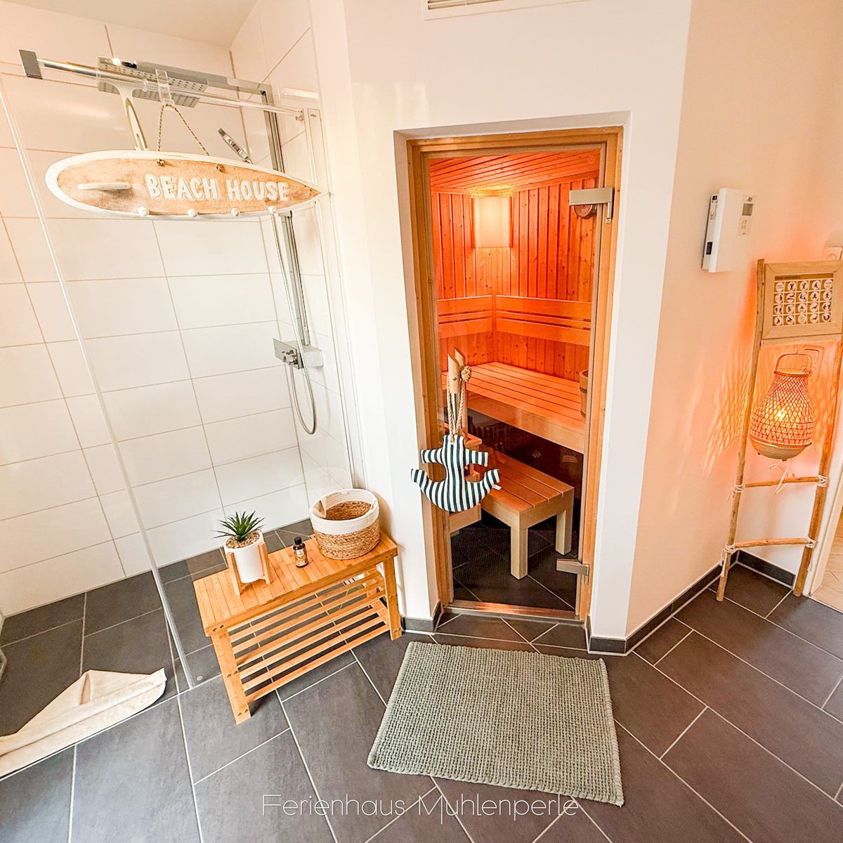 Wellnessbereich im Ferienhaus Mühlenperle mit Sauna und moderner Dusche.